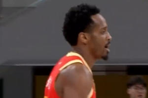 华体会官方-进攻我来扛！小巴里-布朗14中8得17分3板2助1断