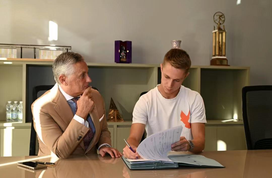 华体会-官方：佛罗伦萨租借威尼斯中场卡维利亚，含有条件强制买断权