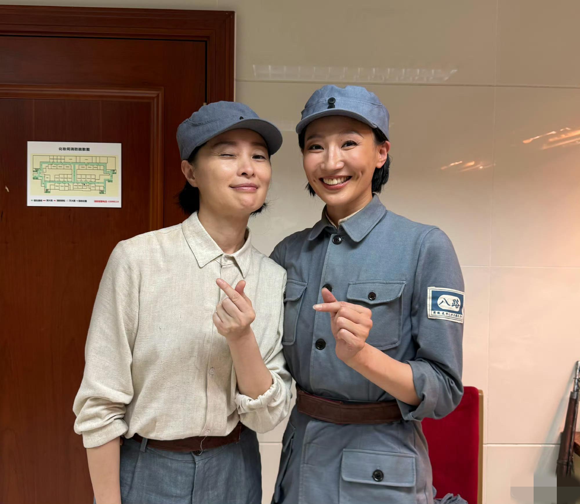 华体会体育-吴越晒九三文艺晚会后台照，罗晋刘昊然累趴坐地上，幕后热闹有序