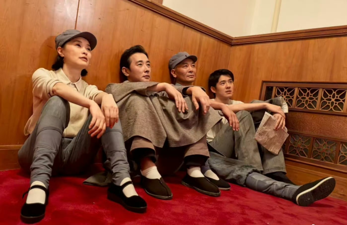 华体会体育-吴越晒九三文艺晚会后台照，罗晋刘昊然累趴坐地上，幕后热闹有序