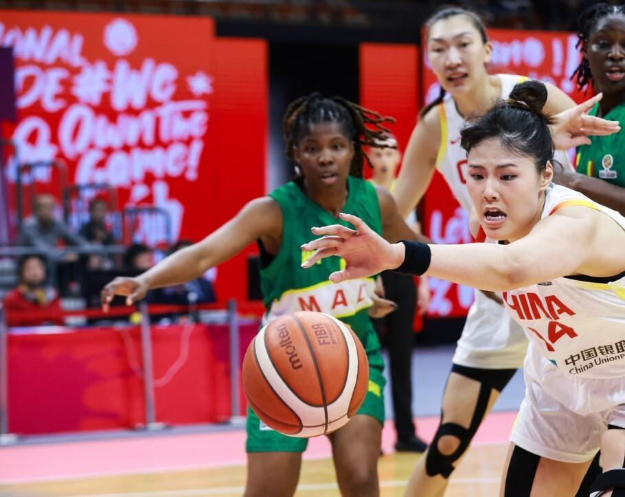 华体会网站-世预赛开门红！李月汝21+11，三大中锋均上双，中国女篮81-68马里